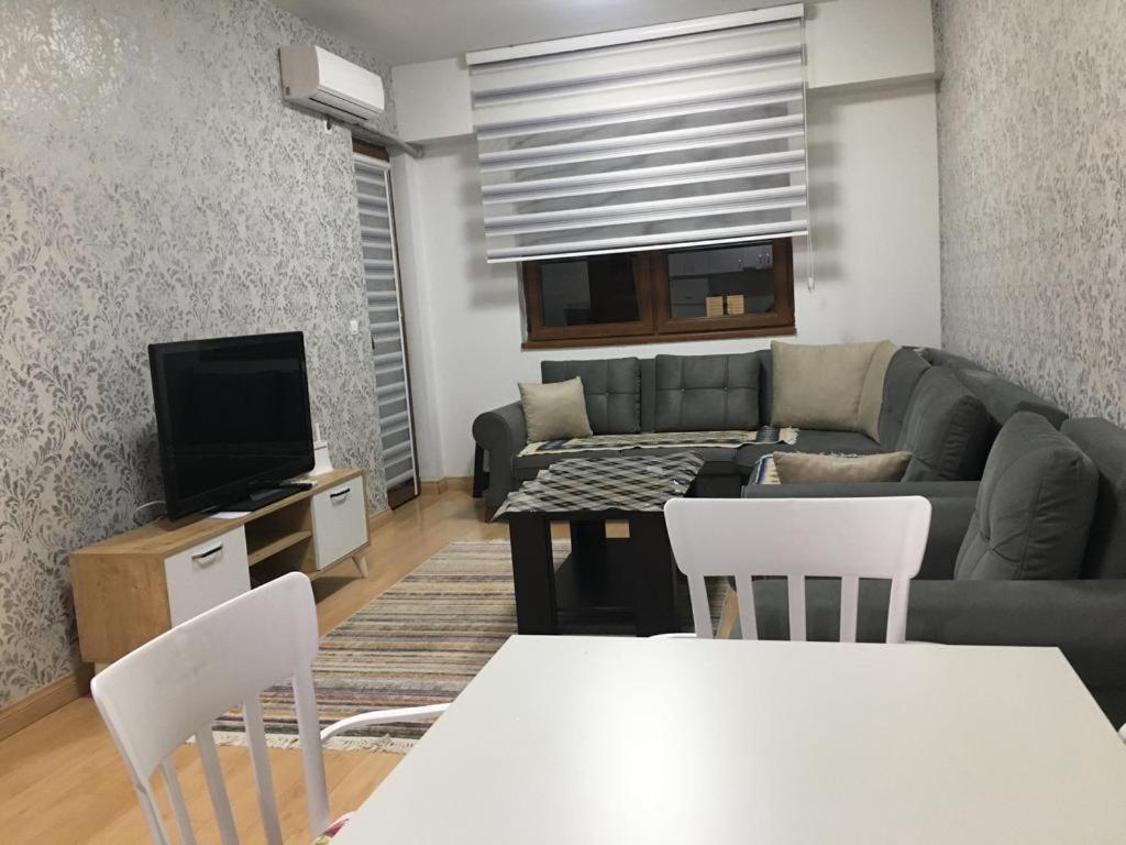 Two Rooms And Kitchen, Bathroom With Balcony Apartment Skopje Exterior photo