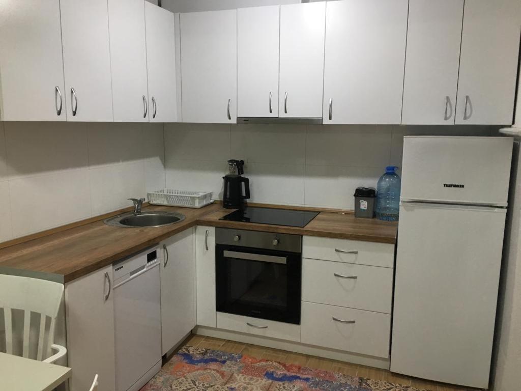 Two Rooms And Kitchen, Bathroom With Balcony Apartment Skopje Exterior photo
